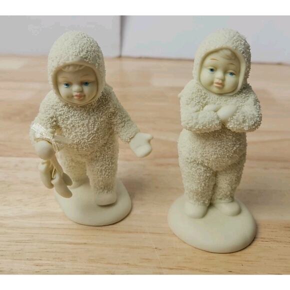 Dept 56 Winter Tales Of The Snowberries "I Found Your Mittens!" Set Of Two - Picture 4 of 13